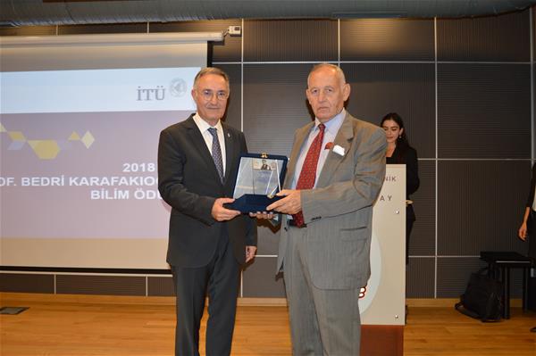 Dekan Prof. Dr. Serhat Şeker ve Prof. Dr. Mehmet Karafakıoğlu 